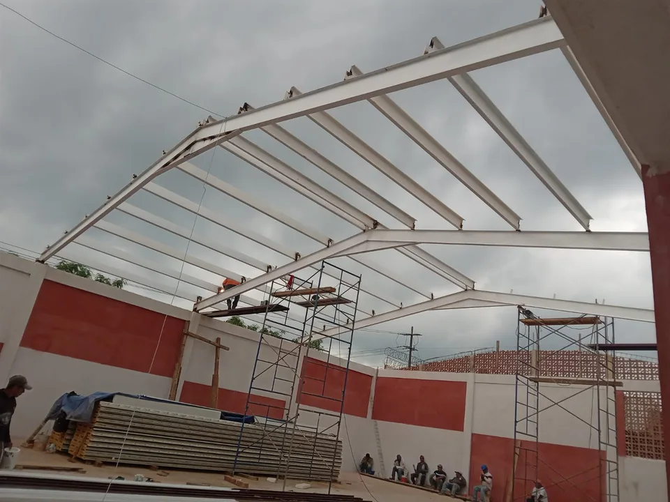 Montaje de estructura metálica en Estación Acayucan