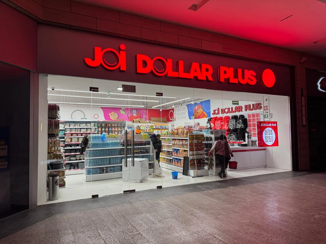 Fachada comercial JOi Dollar Plus en fotografías recientes de SGS